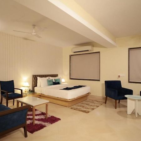 Meritas Seawind Beach Resort, Shrivardhan Luaran gambar