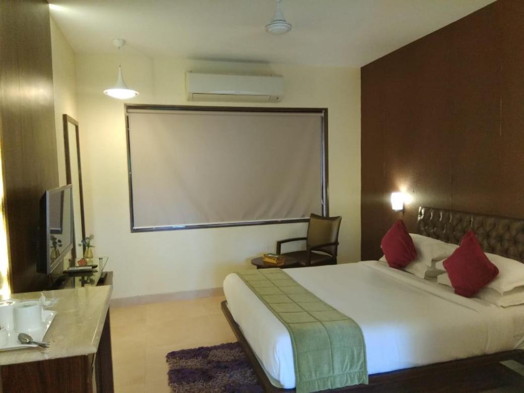 Meritas Seawind Beach Resort, Shrivardhan Luaran gambar